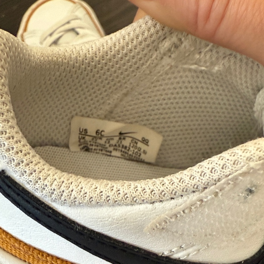 Nike toddler Sneakers in White, Black, and tan - Picture 4 of 4